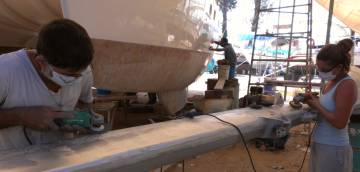 Jon & Amanda polishing mast, Lek & hull reflection in back