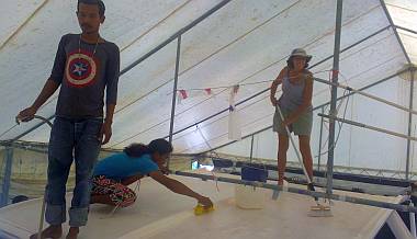 The Great Deck Cleaning - Baw, Chambron & Sue on the bimini