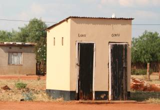 Botswana loo - Sometimes the bush is better