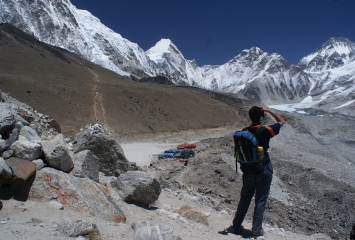 Chris above Gorak Shep, Kala Pattar to the left