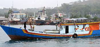 Fishing boat chaos in Sorong harbor