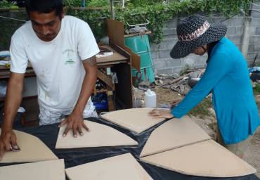 Golf & Mai laying out triangular foam frames for glassing