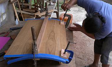 Houa gluing teak veneer (& plywood backing) on our curved doors