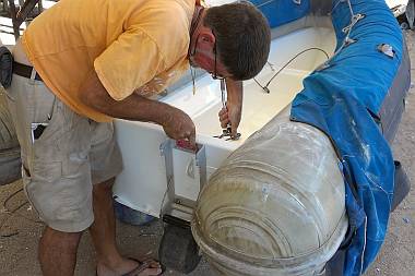 Bolting the folding wheels to Tomcat's transom