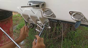 Installing the gooseneck on the mast