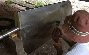Scratching the rudder blade with a stainless steel wire wheel