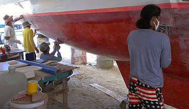Jon, Yando, Heru & Chandron sanding the inside of port hull
