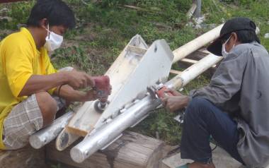 Kao & Kak grinding the paint off our newly welded anchor support