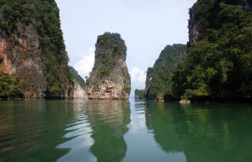 Towering cliffs hide sea caves around Ko Hong