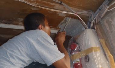 Lek on the nav-desk glassing under our starboard jib-sheet winch