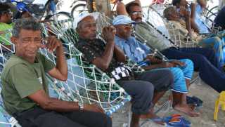 Men relax in "jolis" in the shade, Feydoo