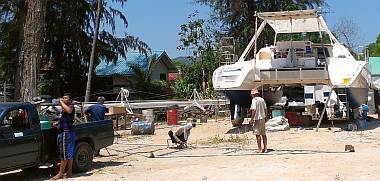 The 10m trusses were cut in half(!) for transportation