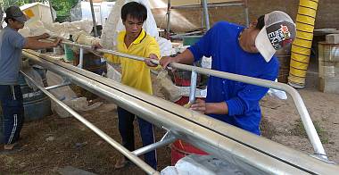 Pla, Yando & Heru helping Sue sand the boom for Nyalic