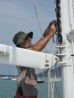 Jon preps the mast & boom for removal