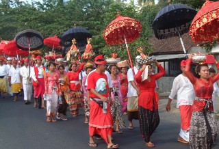 Brilliantly colorful temple procession
