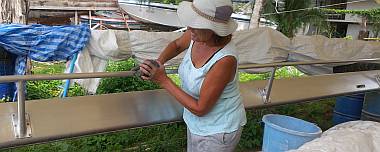 Sue sanding the boom with 600 grit - hope to Nyalic tomorrow